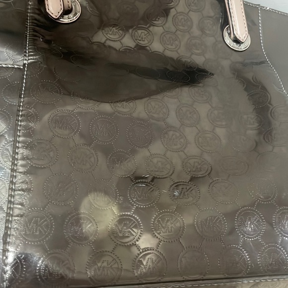 🎉2X Host Pick🎉 Large Michael Kors Metallic tote - Picture 9 of 9
